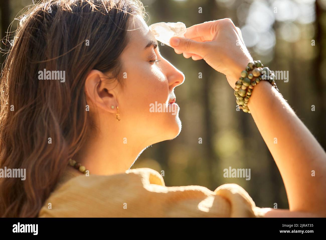 donna o strega che esegue rituale magico nella foresta Foto Stock