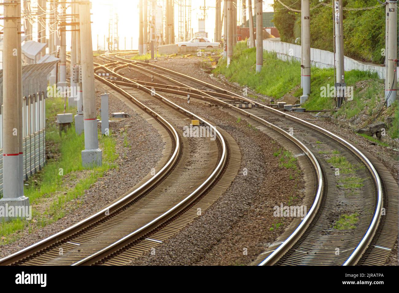 Due binari ferroviari per le diverse direzioni di movimento dei treni. Vista del grazioso giro della linea ferroviaria Foto Stock