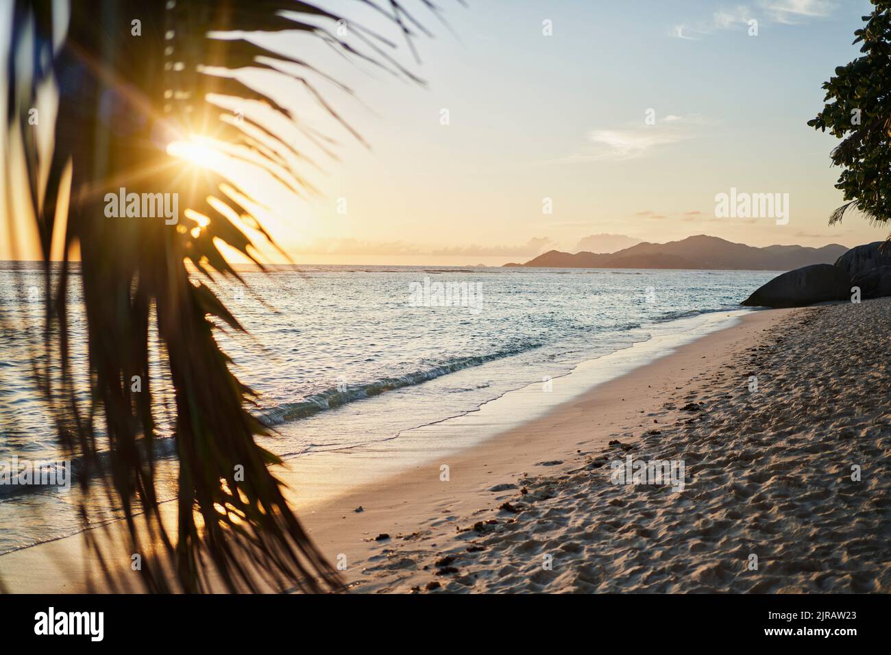 Seychelles, la Digue, spiaggia tropicale al tramonto Foto Stock