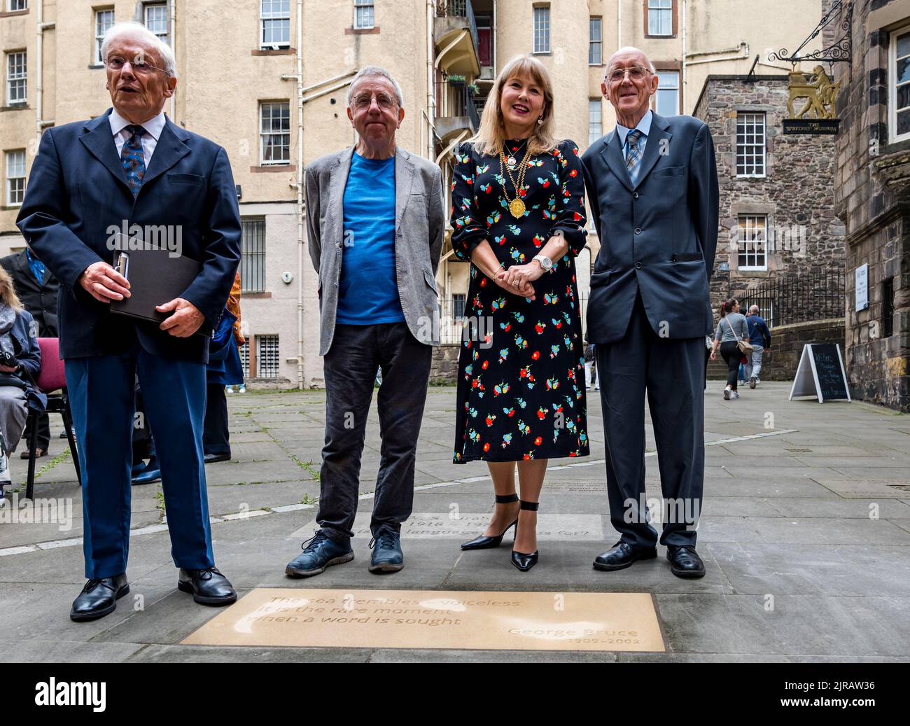 Edimburgo, Scozia, Regno Unito, 23 agosto 2022. Iscrizione di George Bruce: Il poeta scozzese George Bruce è l’ultimo famoso scrittore che si celebrerà con una lapide scritta nella corte di Makar. Nella foto: Prof. Ian Campbell, ex Makar Alan Spence, Consigliere Lezley Cameron & David Bruce Credit: Sally Anderson/Alamy Live News Foto Stock
