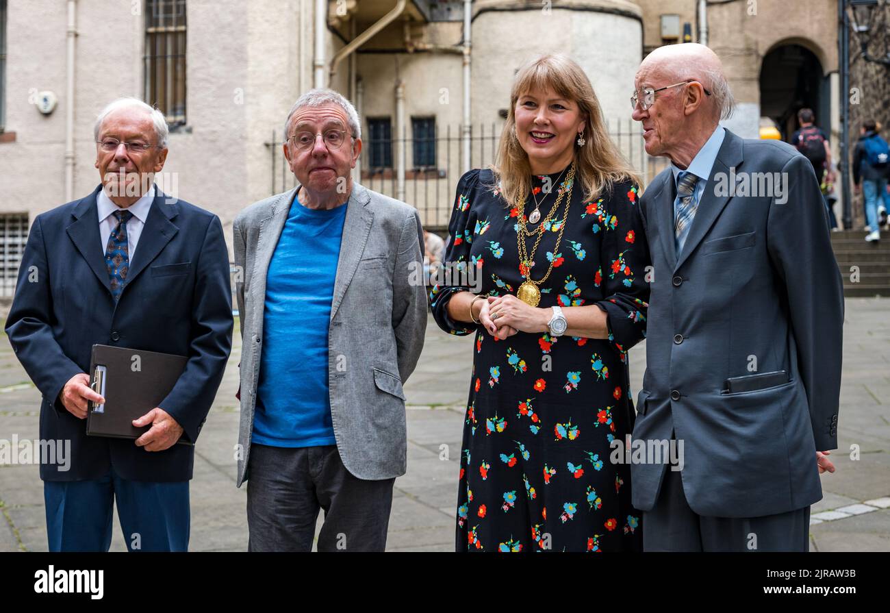 Edimburgo, Scozia, Regno Unito, 23 agosto 2022. Iscrizione di George Bruce: Il poeta scozzese George Bruce è l’ultimo famoso scrittore che si celebrerà con una lapide scritta nella corte di Makar. Nella foto: Prof. Ian Campbell, ex Makar Alan Spence, Consigliere Lezley Cameron & David Bruce Credit: Sally Anderson/Alamy Live News Foto Stock