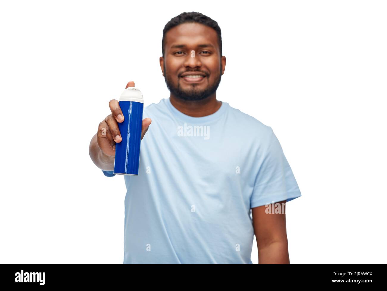 felice uomo africano che mostra la schiuma da barba alla fotocamera Foto Stock