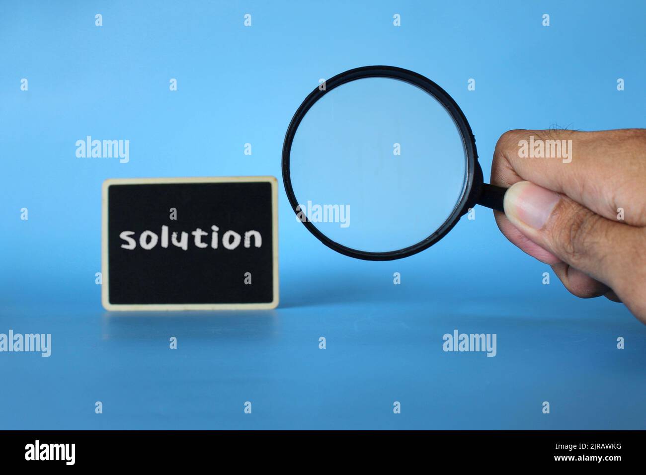 Ricerca della soluzione, individuazione del concetto della soluzione. LENTE di ingrandimento e SOLUZIONE testo. Foto Stock