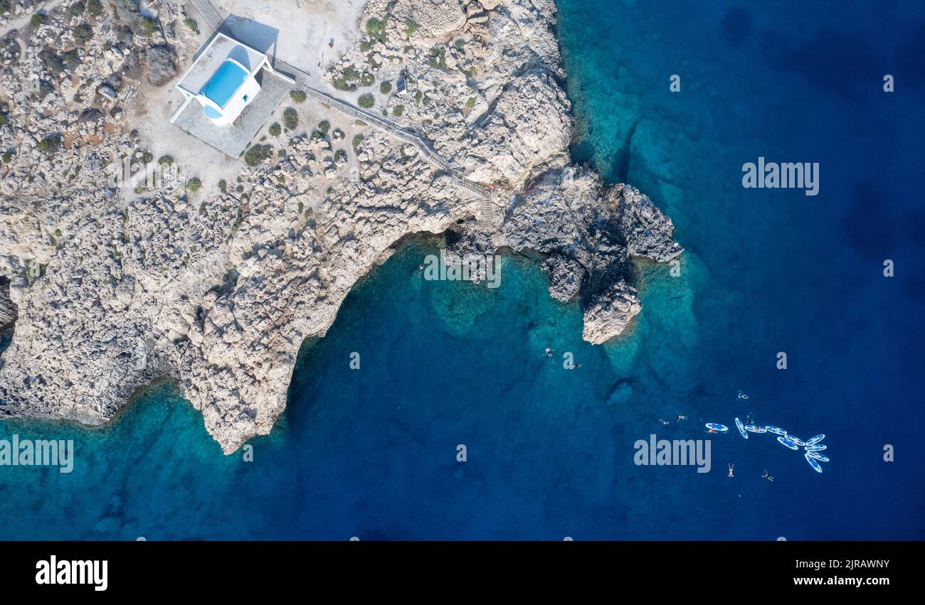 Fotografia aerea del drone della penisola di Capo Greco con la chiesa di Agioi Anargyroi sulle rocce. Acque turchesi dell'oceano Foto Stock