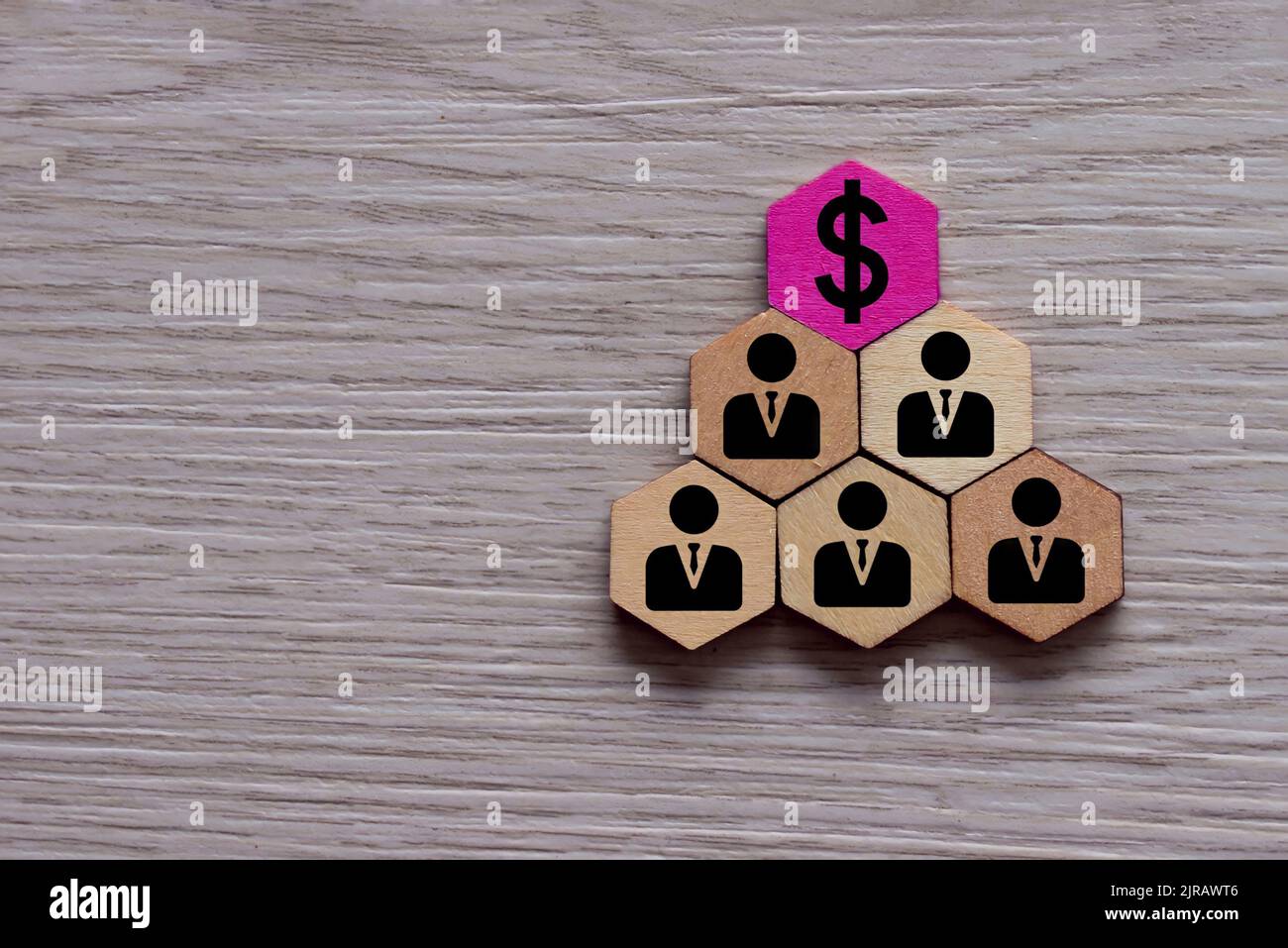 Business, finanza, azionisti, concetto di finanziamento. Businessman e dollaro icona sul tavolo con spazio copia Foto Stock