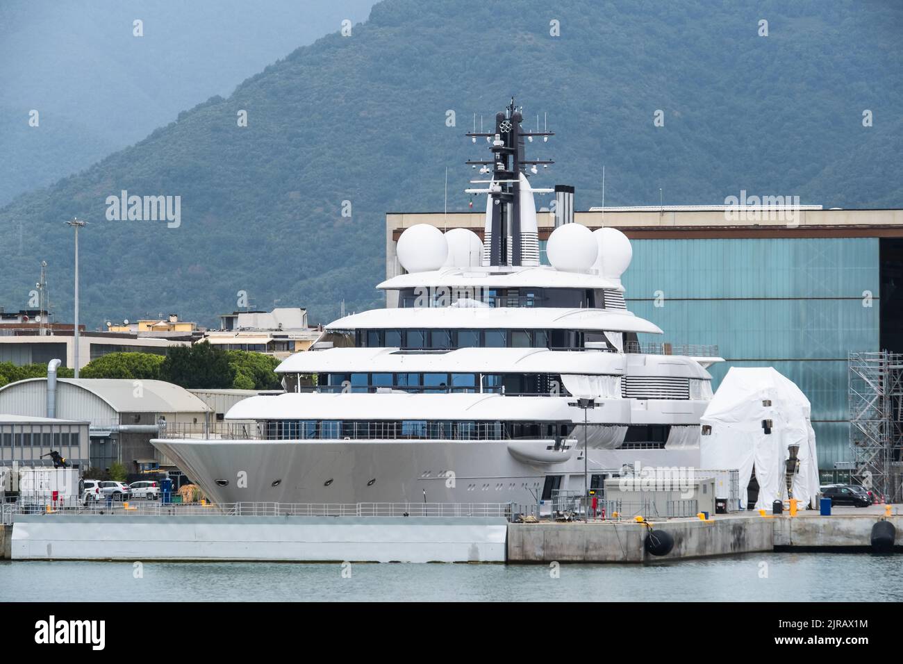 Superyacht o Presidente russo Vladimir Putin il superyacht Scheherazade di 459 metri attraccato al cantiere navale di Marina di Carrara, Italia, 19 AGOSTO 2022. Foto Stock