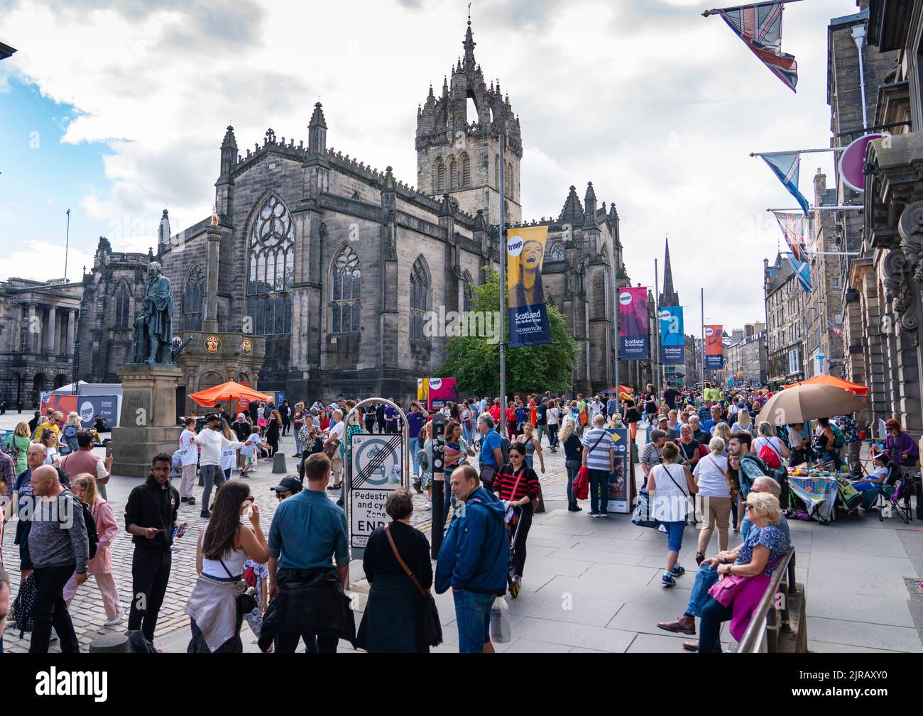 Vivace Royal Mile piena di turisti alla Cattedrale di St Giles durante l'Edinburgh Festival 2022, Edimburgo, Scozia, Regno Unito Foto Stock