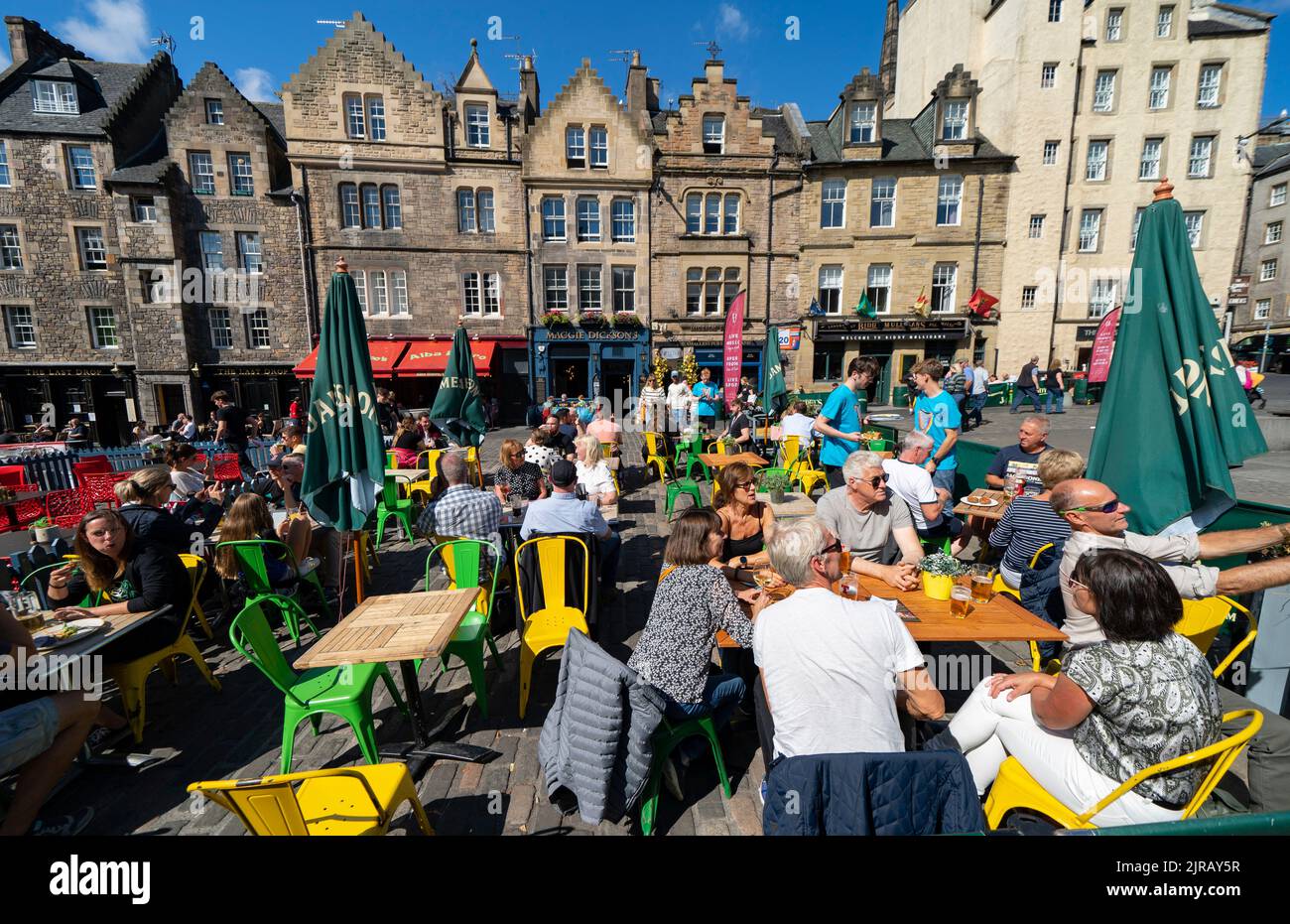 I turisti che mangiano in un ristorante all'aperto nel Grassmarket nel centro storico di Edimburgo, Scozia, Regno Unito Foto Stock