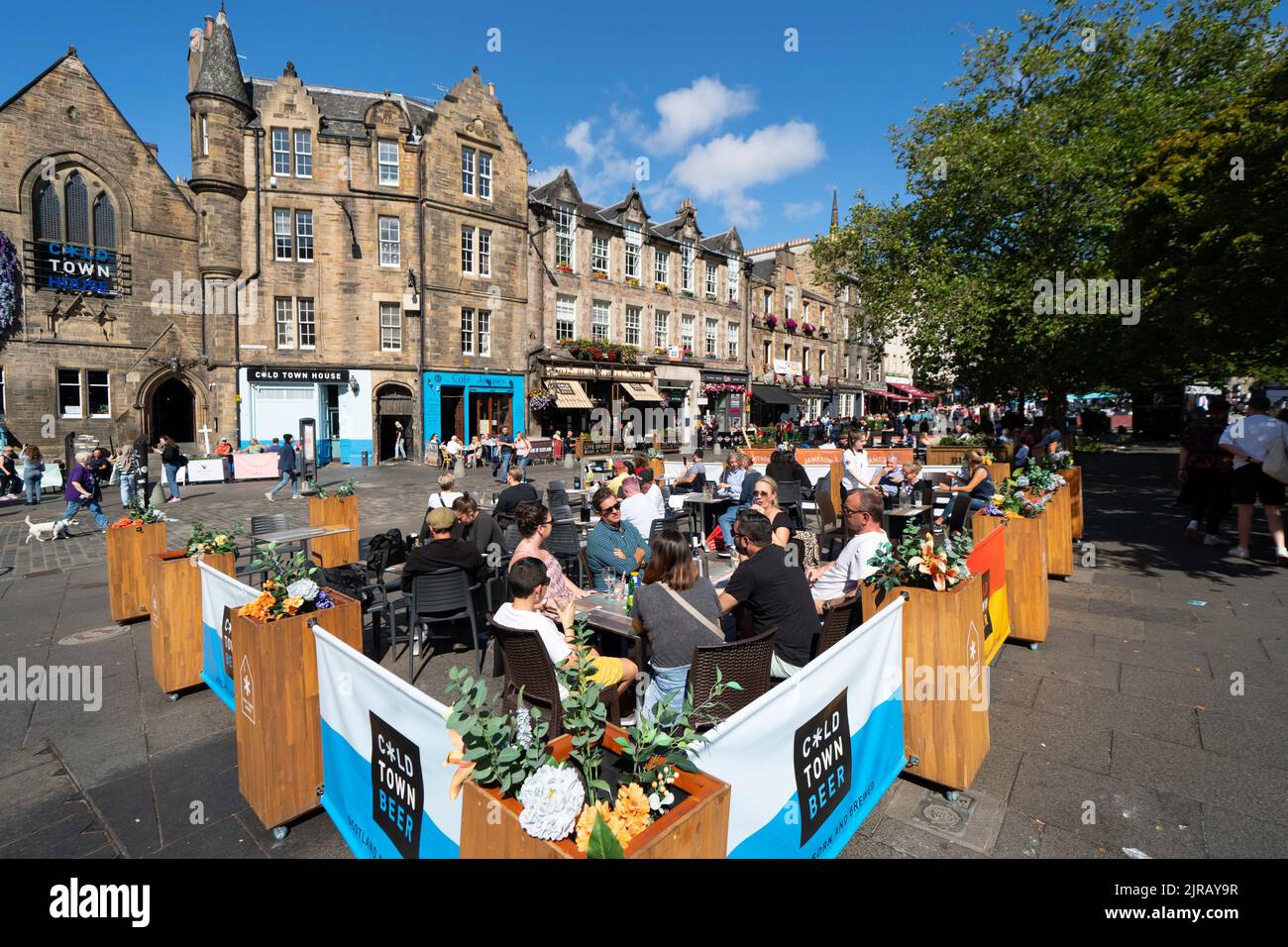 I turisti che mangiano in un ristorante all'aperto nel Grassmarket nel centro storico di Edimburgo, Scozia, Regno Unito Foto Stock