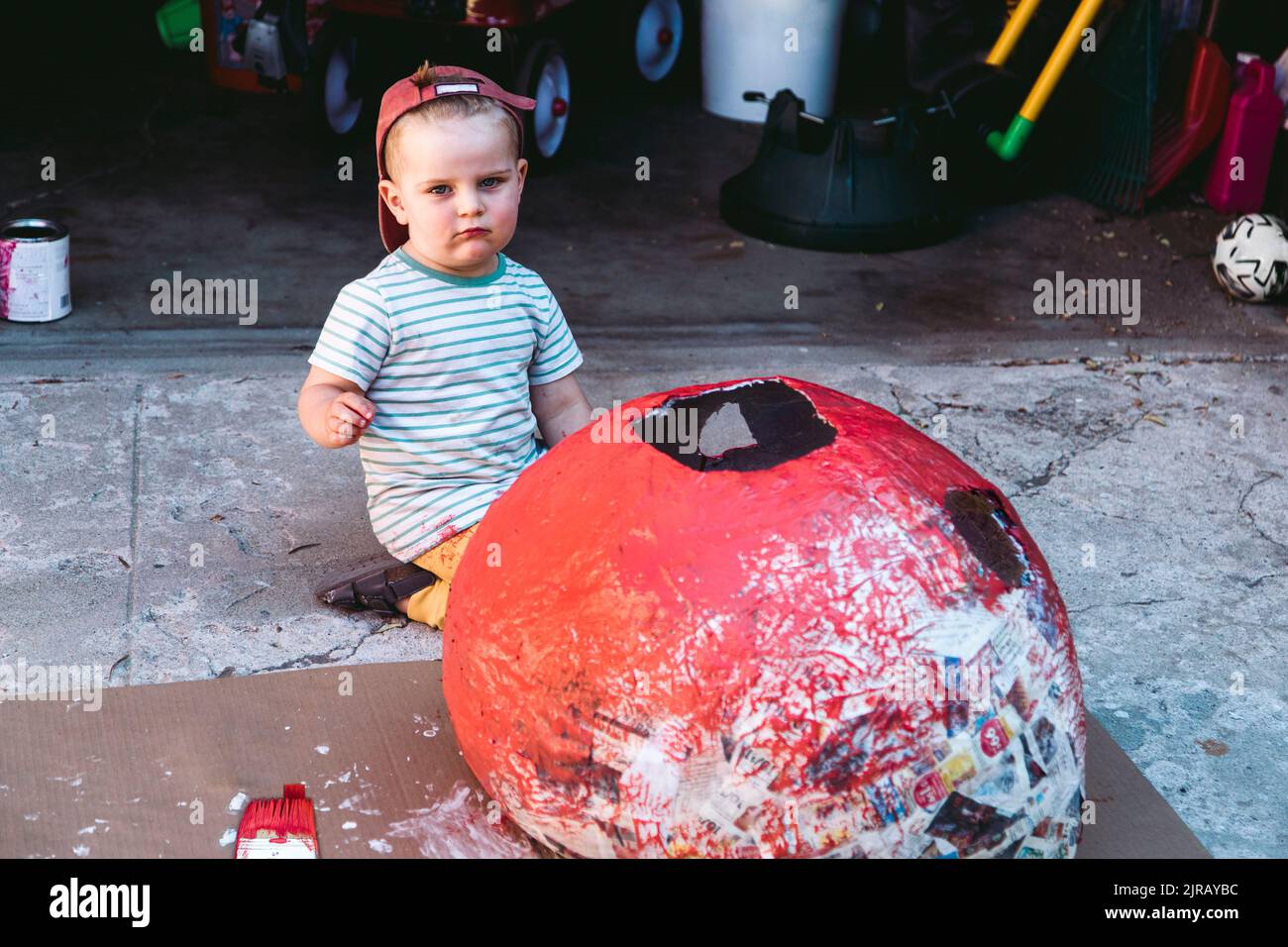Ragazzo seduto in costume di zucca per Halloween Foto Stock