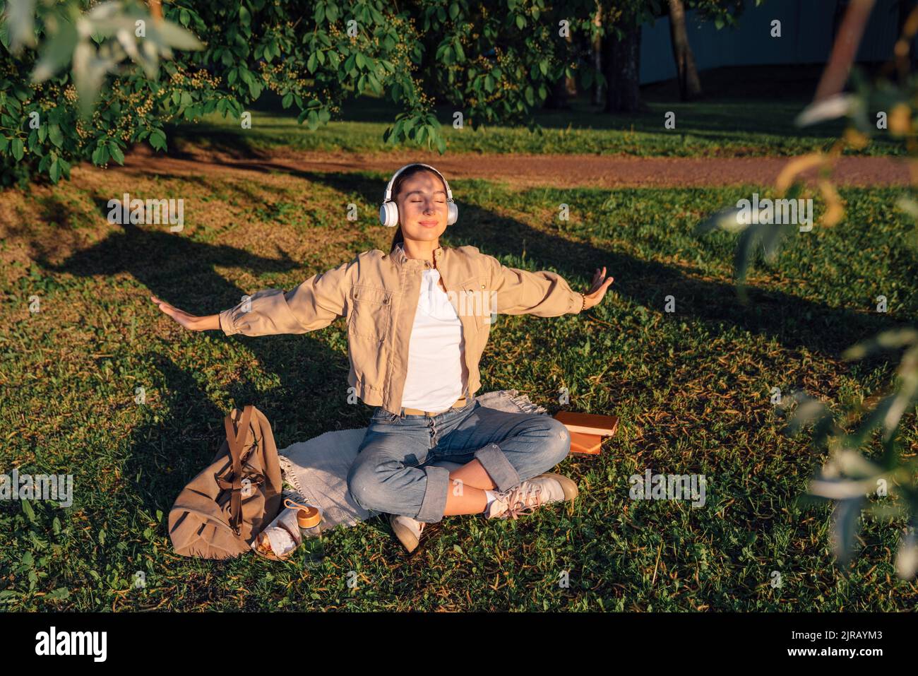 Donna che fa esercizio di relax al parco Foto Stock