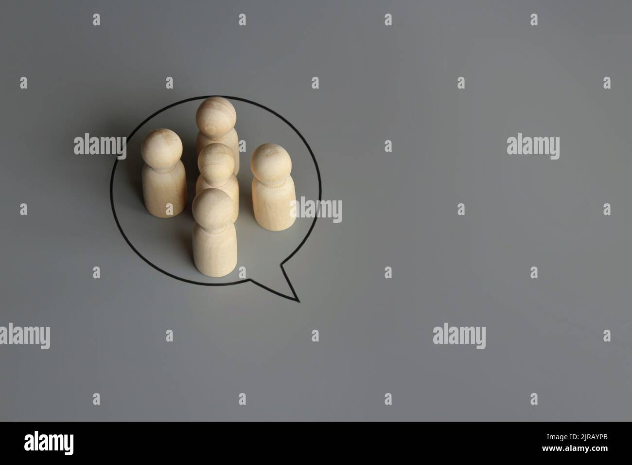 Bambole di legno e bolla di linguaggio. Discussione attiva, cooperazione e collaborazione, sviluppo di una soluzione comune, concetto di consenso. Foto Stock
