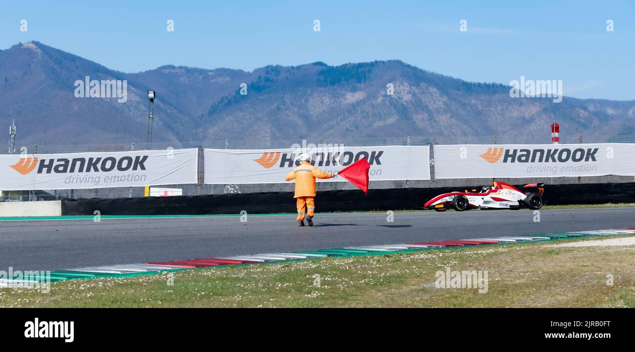 Bandiera rossa esposta dal maresciallo sportivo a motore alle auto da corsa su pista asfaltata. Mugello, Italia, marzo 25 2022. Serie 24 ore Foto Stock