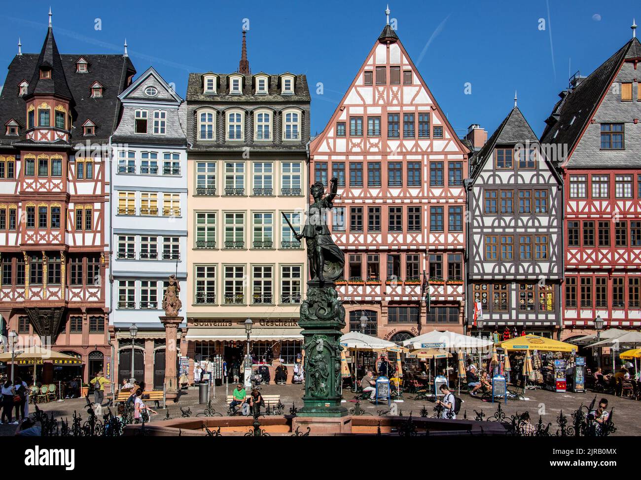 Posti a sedere all'aperto presso i ristoranti di Römerberg, una storica piazza del mercato, Francoforte, Germania Foto Stock
