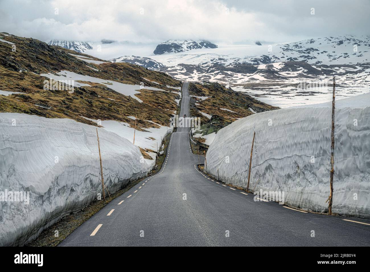 Norwegian County Road 55 che si estende attraverso Sognefjellet Foto Stock