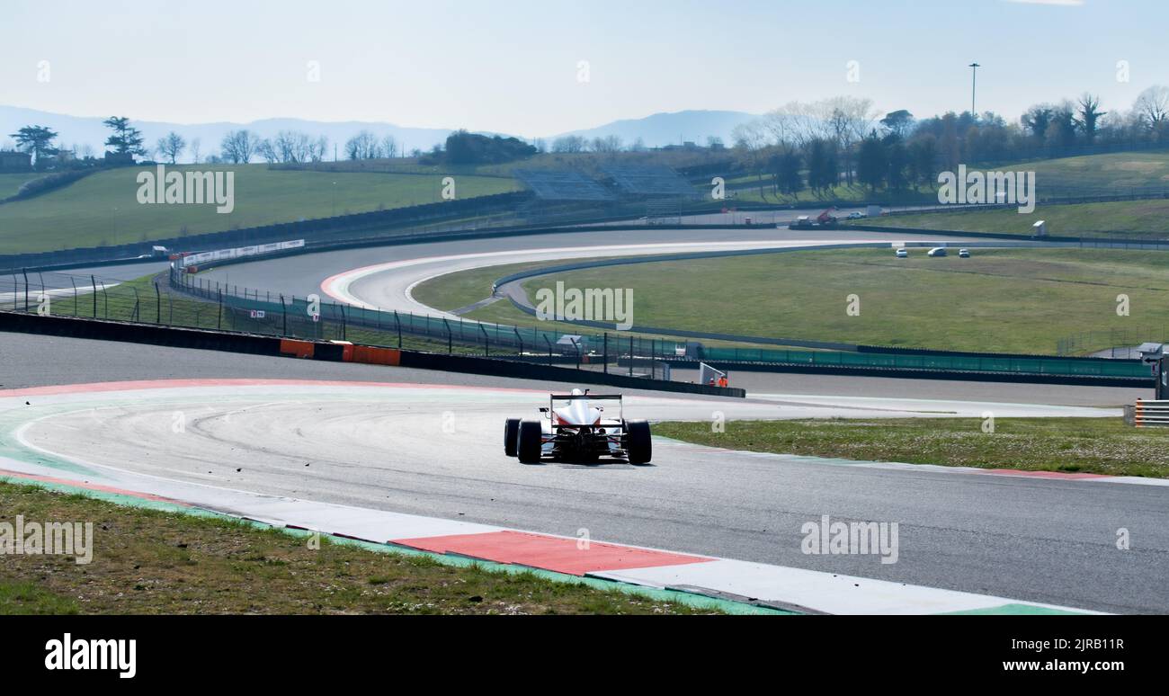 Circuito del Mugello vista posteriore della pista curva e cordoli con formula auto racing. Mugello, Italia, marzo 25 2022. Serie 24 ore Foto Stock