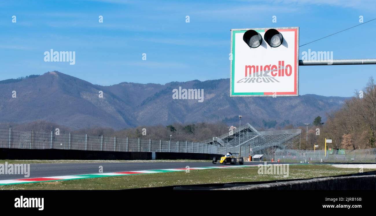 Mugello Motor sport circuito banner vista paesaggio con montagne panoramica sfondo e auto da corsa. Mugello, Italia, marzo 25 2022. Serie 24 ore Foto Stock
