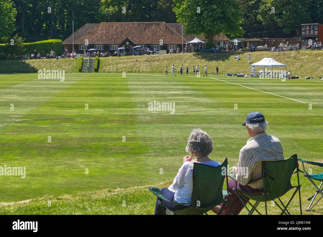 Spettatori che guardano la partita di cricket al campo del castello di Arundel nel Sussex occidentale, Inghilterra Foto Stock