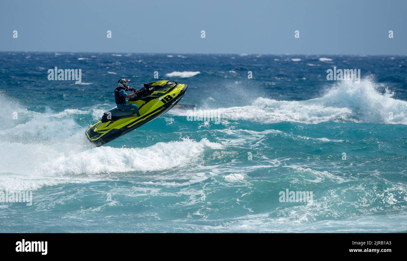 Uomo su scooter d'acqua, Jet ski contro le onde del mare Foto Stock
