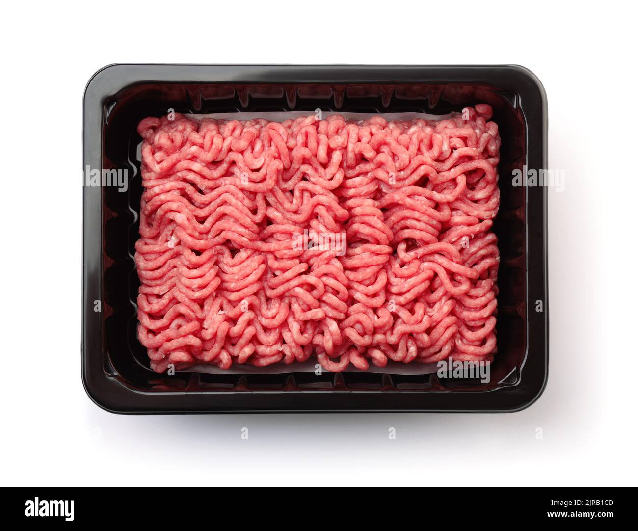 Vista dall'alto della carne di manzo cruda macinata fresca in vassoio di plastica nera isolato su bianco Foto Stock