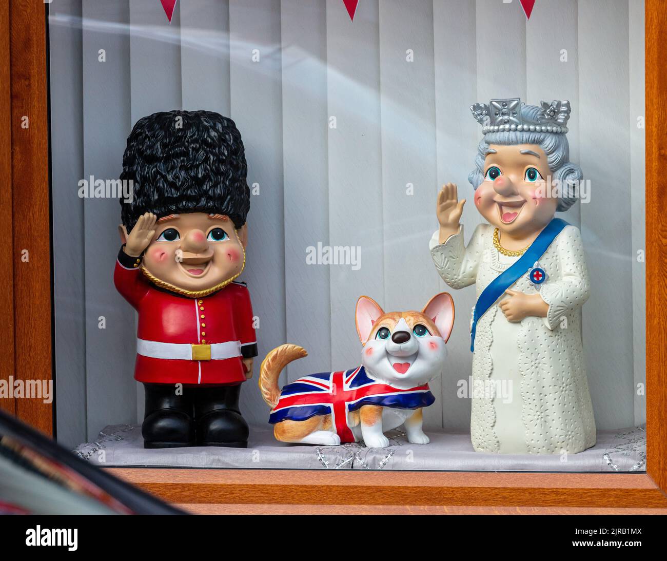 Le figurine della regina Elisabetta II, Pembroke gallese Corgi cane con bandiera britannica e guardia reale Foto Stock
