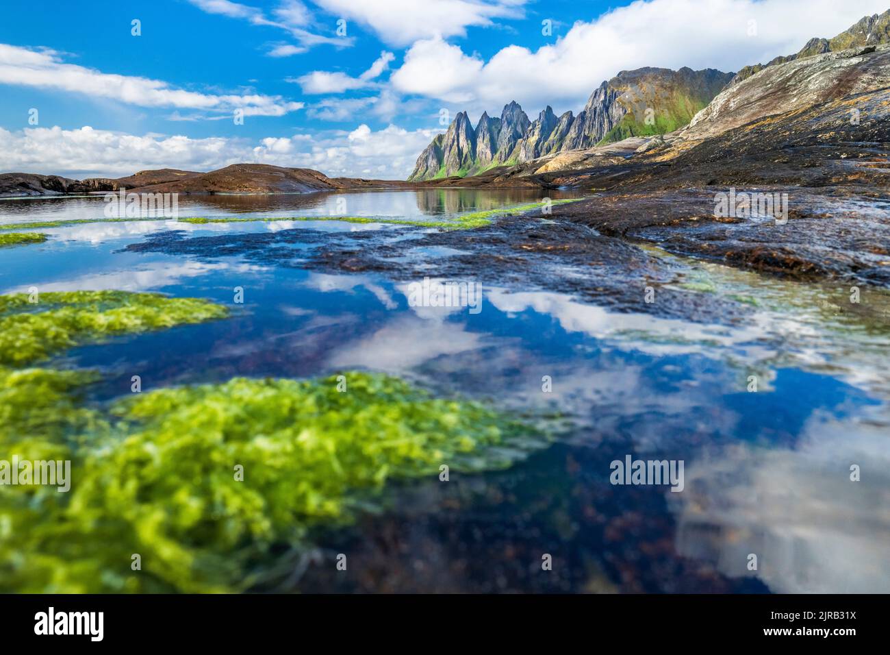 Norvegia, Troms og Finnmark, Devils Jaw montagne e costa dell'isola di Senja Foto Stock