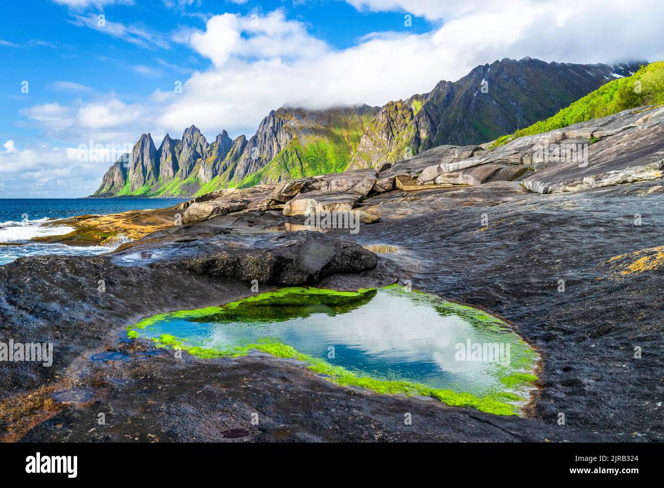 Norvegia, Troms og Finnmark, Devils Jaw montagne e costa frastagliata dell'isola di Senja Foto Stock