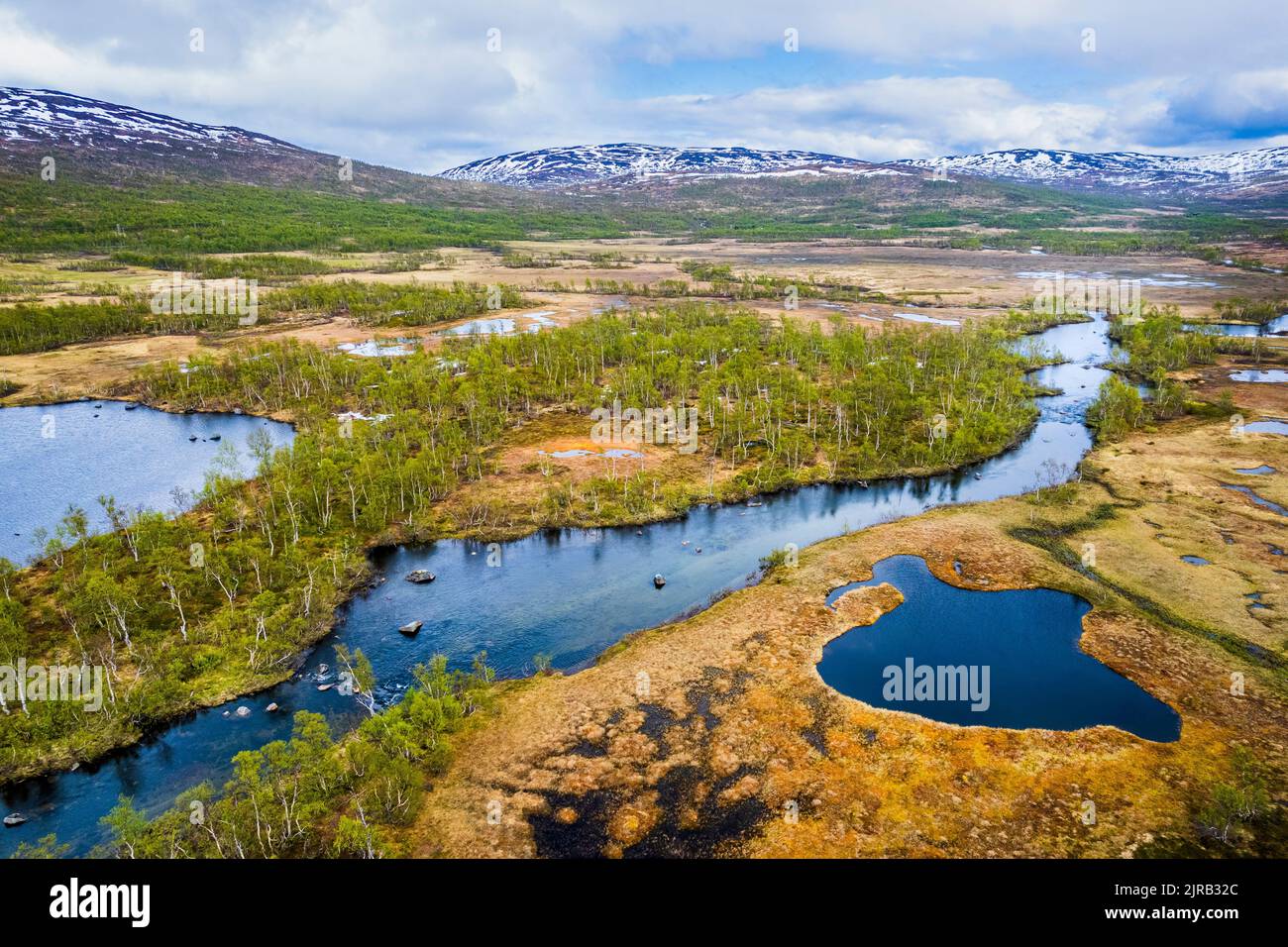 Norvegia, Troms og Finnmark, Drone vista del fiume Lakselva che scorre attraverso il fossato sull'isola di Senja Foto Stock