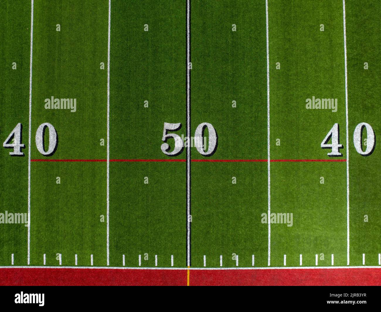 Erba sintetica inclinato calcio 50 yard line in bianco con contorno nero numero ombra. Foto Stock