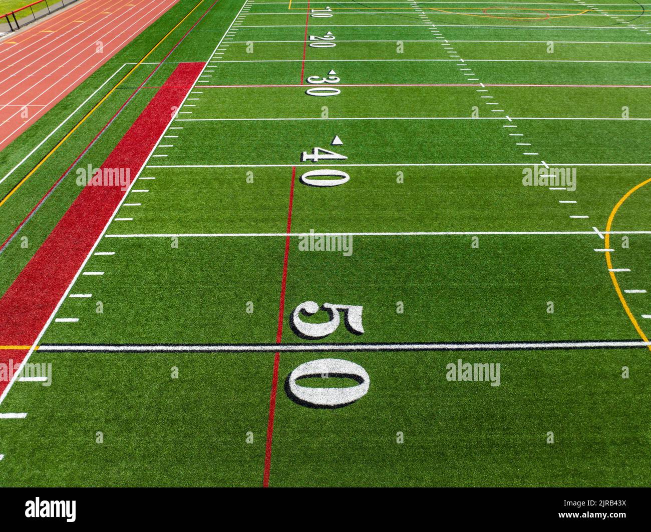 Erba sintetica inclinato calcio 50 yard line in bianco con contorno nero numero ombra. Foto Stock