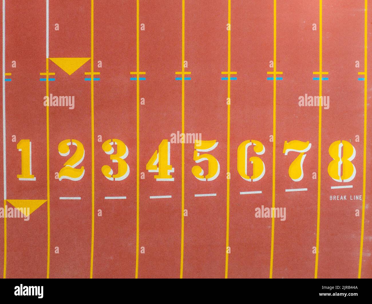Immagine aerea di un nuovo numero di corsie rosse, da 1 a 8, con linee di corsia bianche e altre indicazioni. Foto Stock