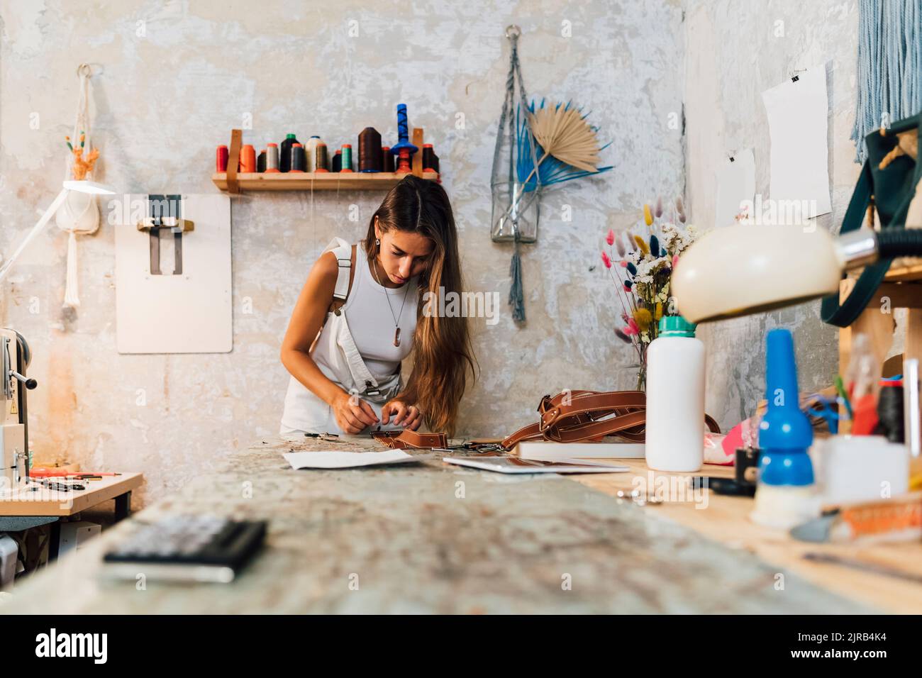 Stilista che lavora in officina Foto Stock