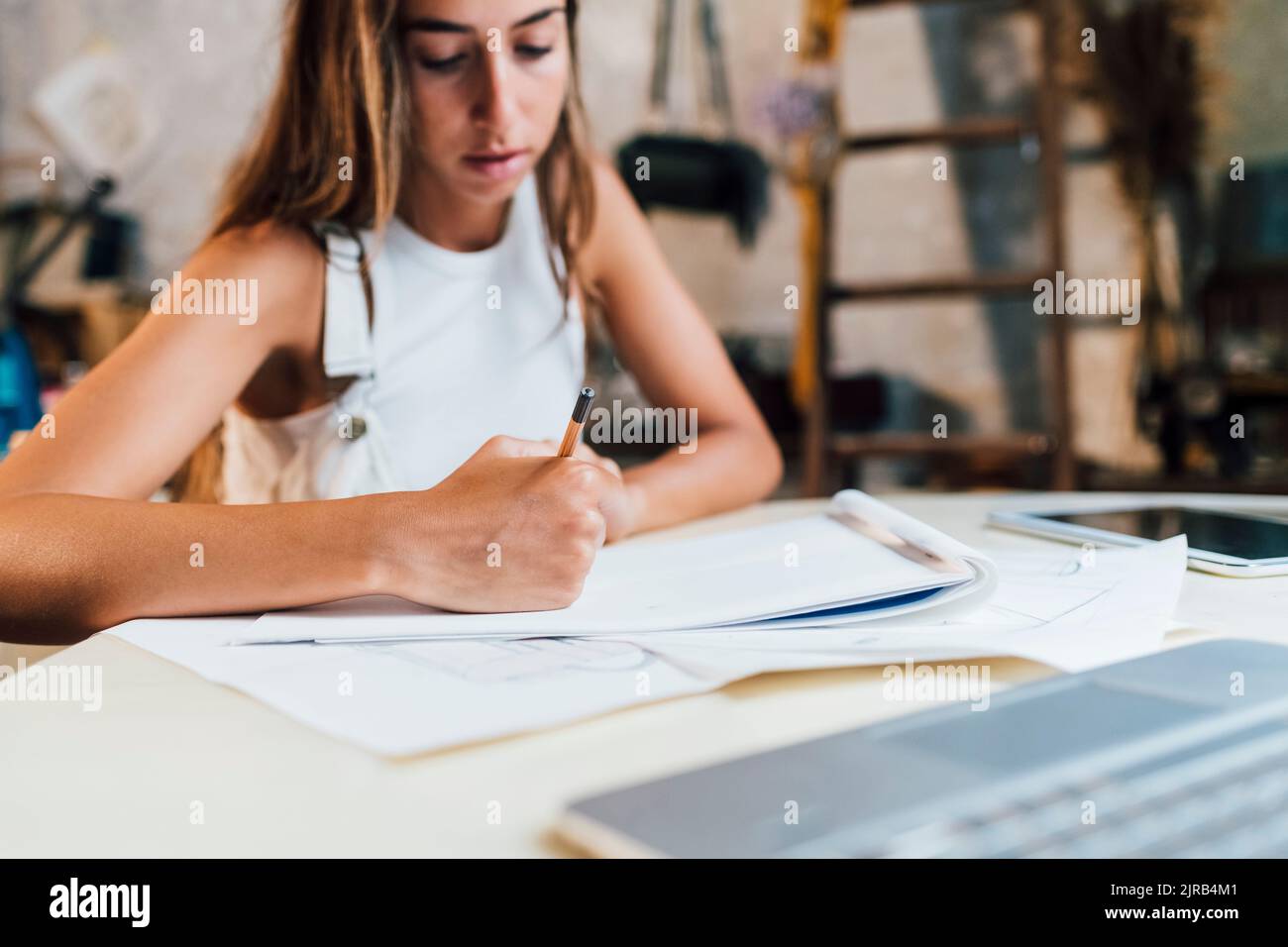 Disegno di stilista su carta alla scrivania Foto Stock