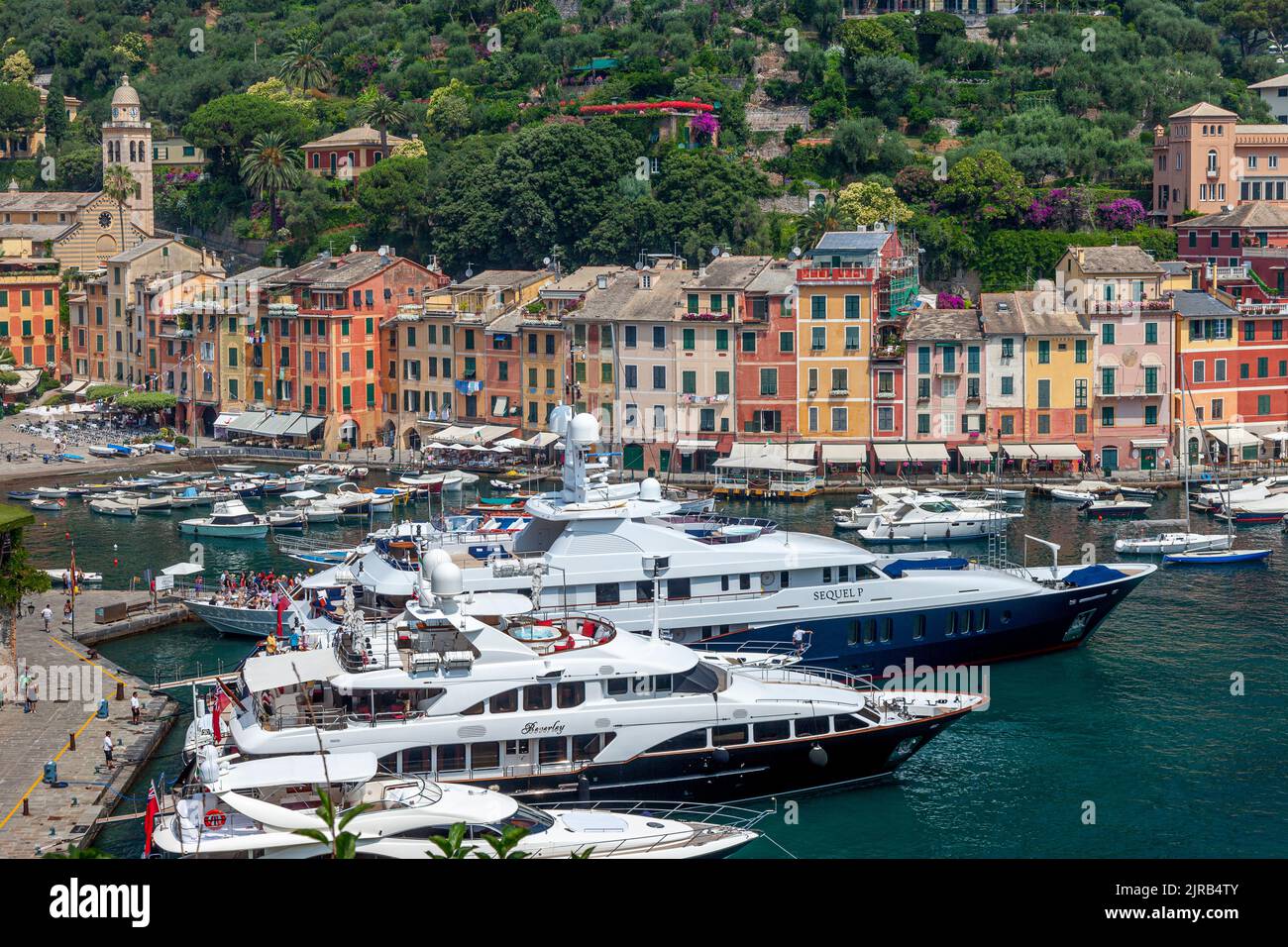 Barche ormeggiate nella piccola cittadina portuale di Portofino, Liguria, Italia Foto Stock