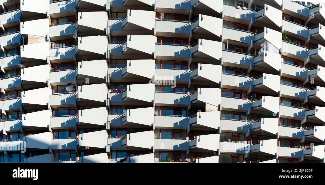 Germania, Nord Reno-Westfalia, Colonia, Vista panoramica delle file di appartamenti balconi Foto Stock