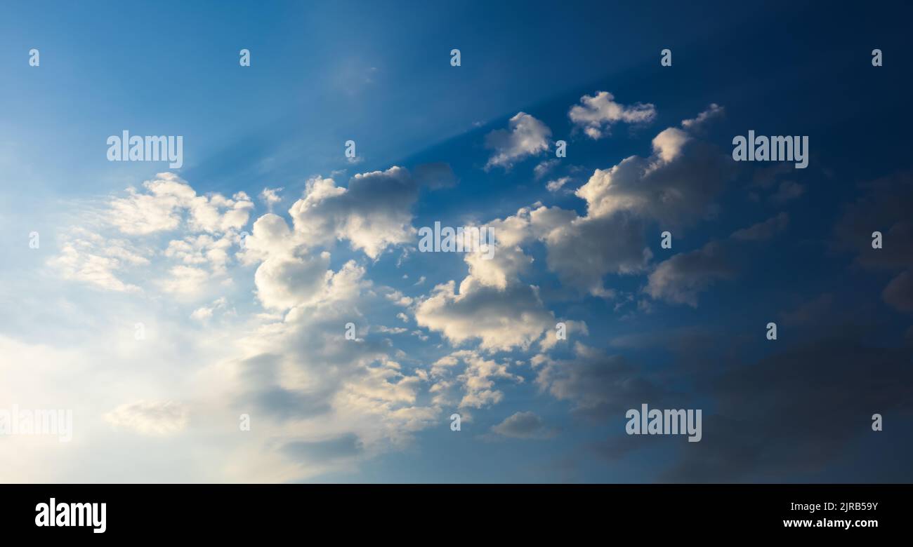 Cielo blu da sogno con nuvole bianche Foto Stock
