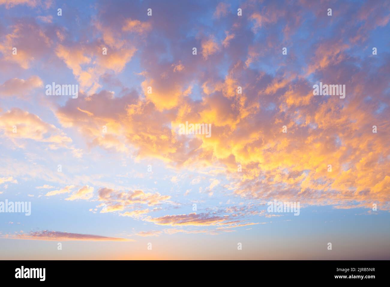 Cielo di nuvole al tramonto Foto Stock