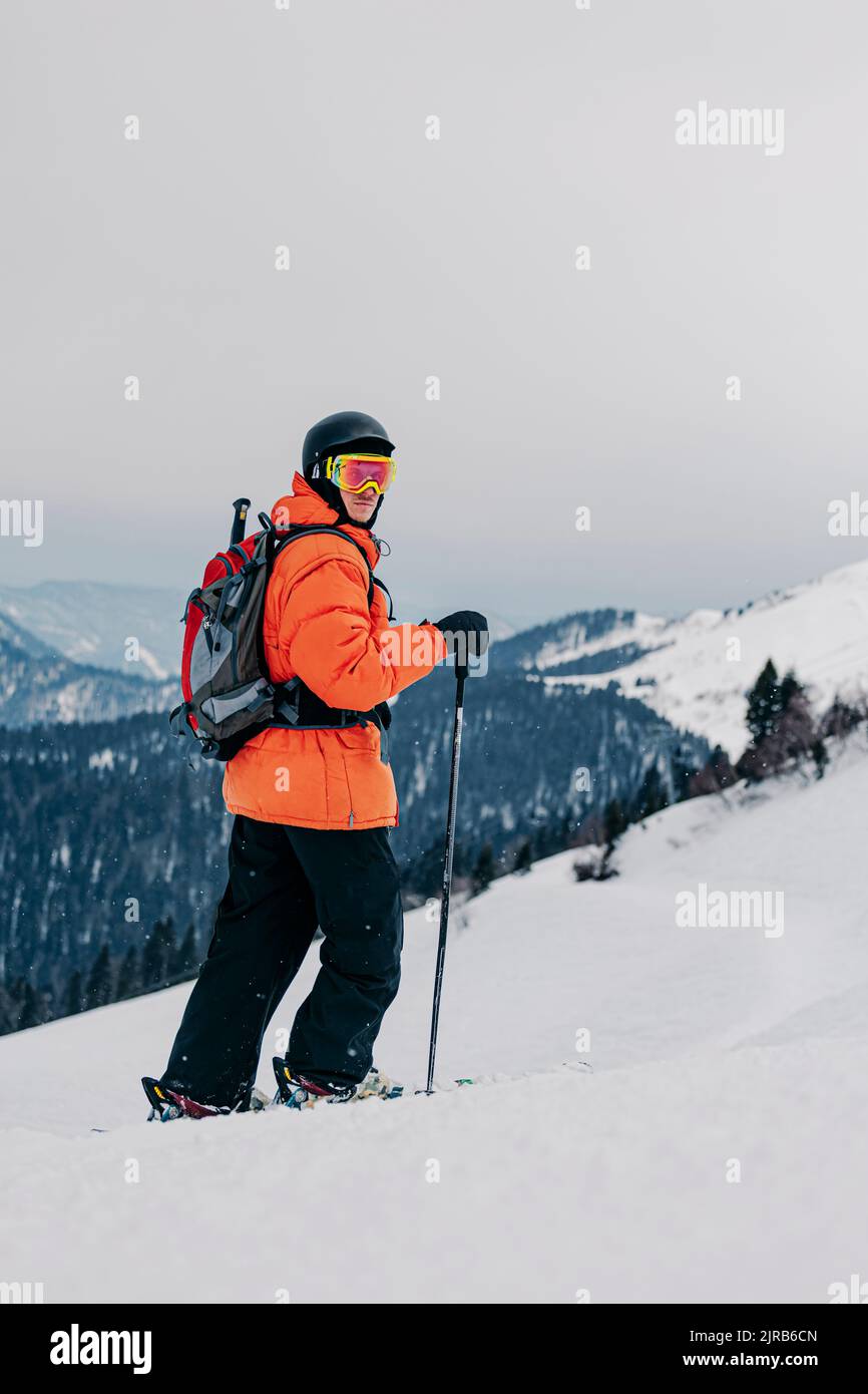 Sciatore con ski-pole a piedi sulla neve Foto Stock