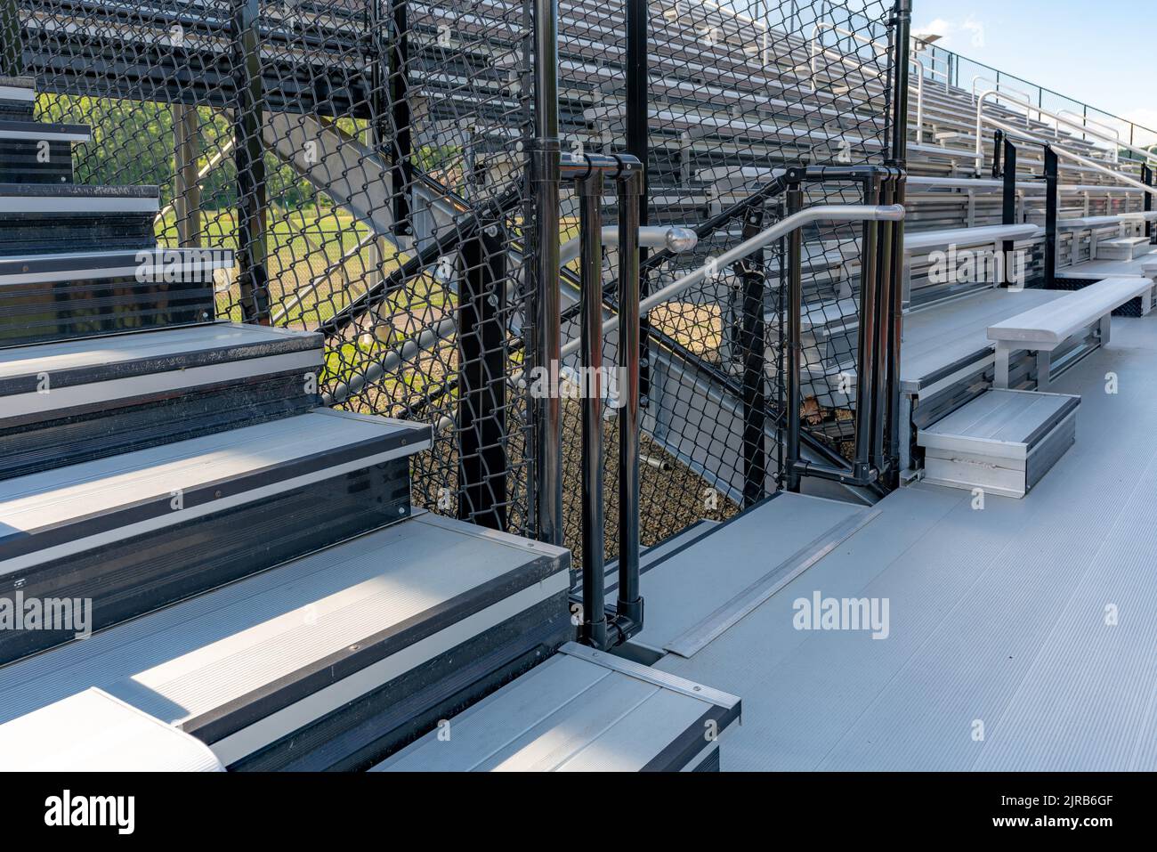 Uscita, ingresso, vomitorio a vuoto stadio di metallo bleacher posti a sedere lungo corridoio con gradini e ringhiera. Foto Stock