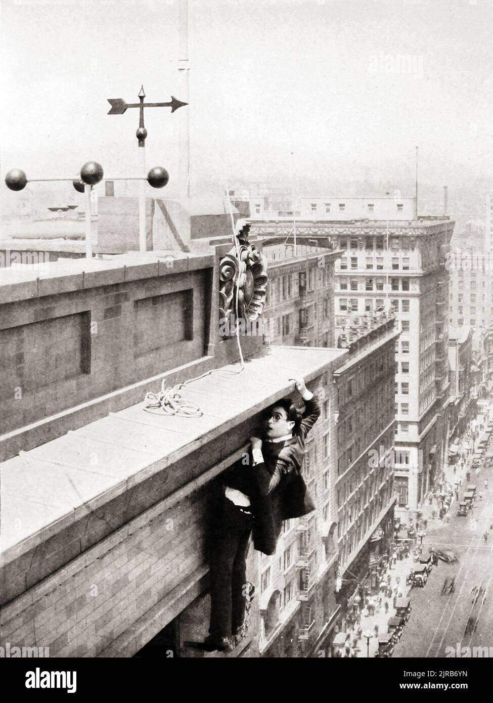 Harold Lloyd nella scena climatica della sicurezza Last! 1927. Foto Stock