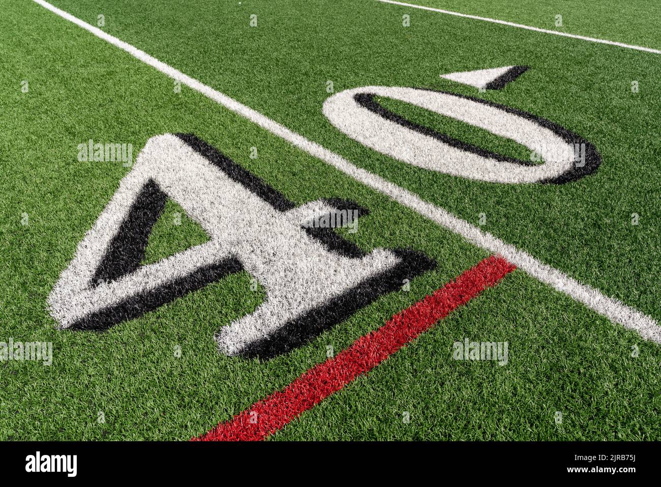 Erba sintetica obliqua calcio linea 40 yard in bianco con ombra nera con linea rossa lacrosse. Foto Stock