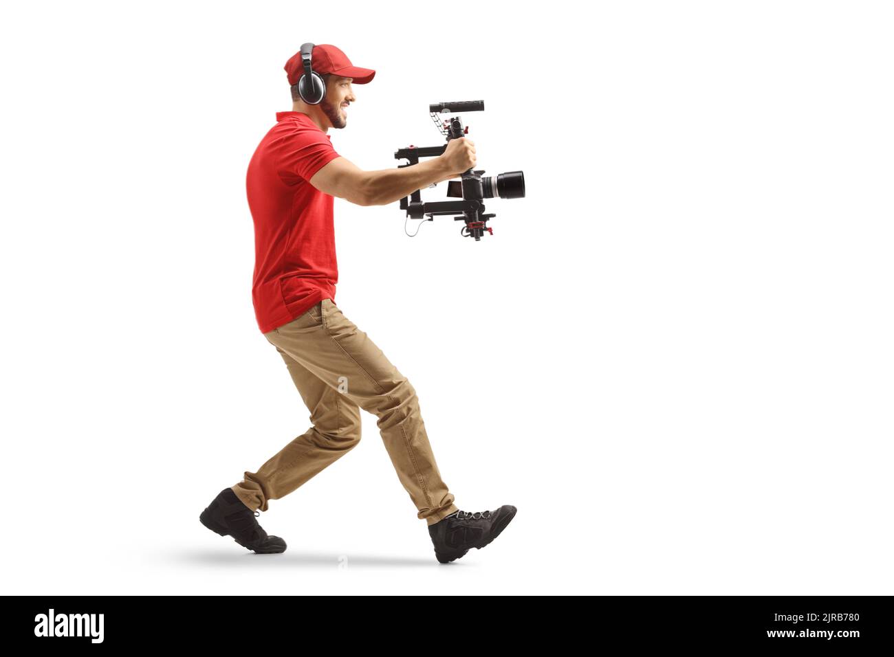 Ripresa con profilo a lunghezza intera di un operatore di telecamera utilizzando uno stabilizzatore e registrazione con telecamera isolata su sfondo bianco Foto Stock