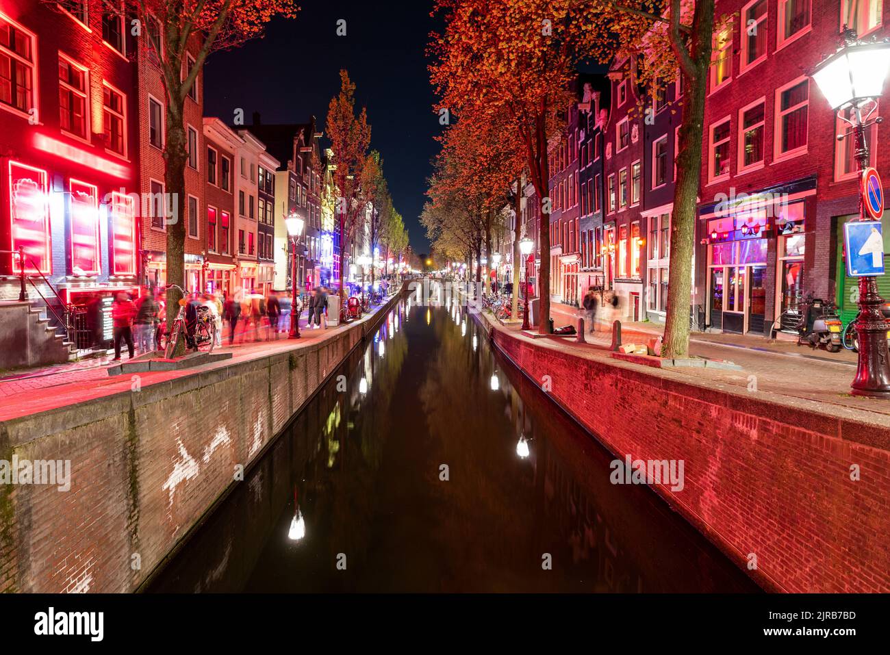 Olanda, Olanda del Nord, Amsterdam, lunga esposizione di canali che si estendono lungo il quartiere a luci rosse De Wallen di notte Foto Stock