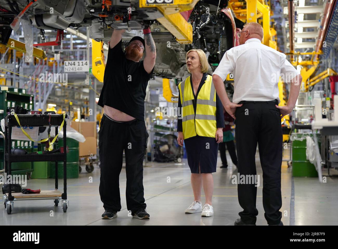 Liz Truss durante una visita a Jaguar Land Rover a Solihull come parte della sua campagna per essere leader del Partito conservatore e il prossimo primo ministro. Data immagine: Martedì 23 agosto 2022. Foto Stock