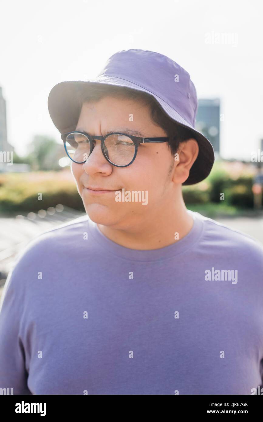 Ragazzo adolescente con cappello secchio fare la faccia Foto Stock