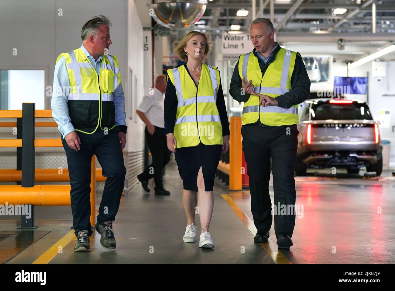 Liz Truss durante una visita a Jaguar Land Rover a Solihull come parte della sua campagna per essere leader del Partito conservatore e il prossimo primo ministro. Data immagine: Martedì 23 agosto 2022. Foto Stock