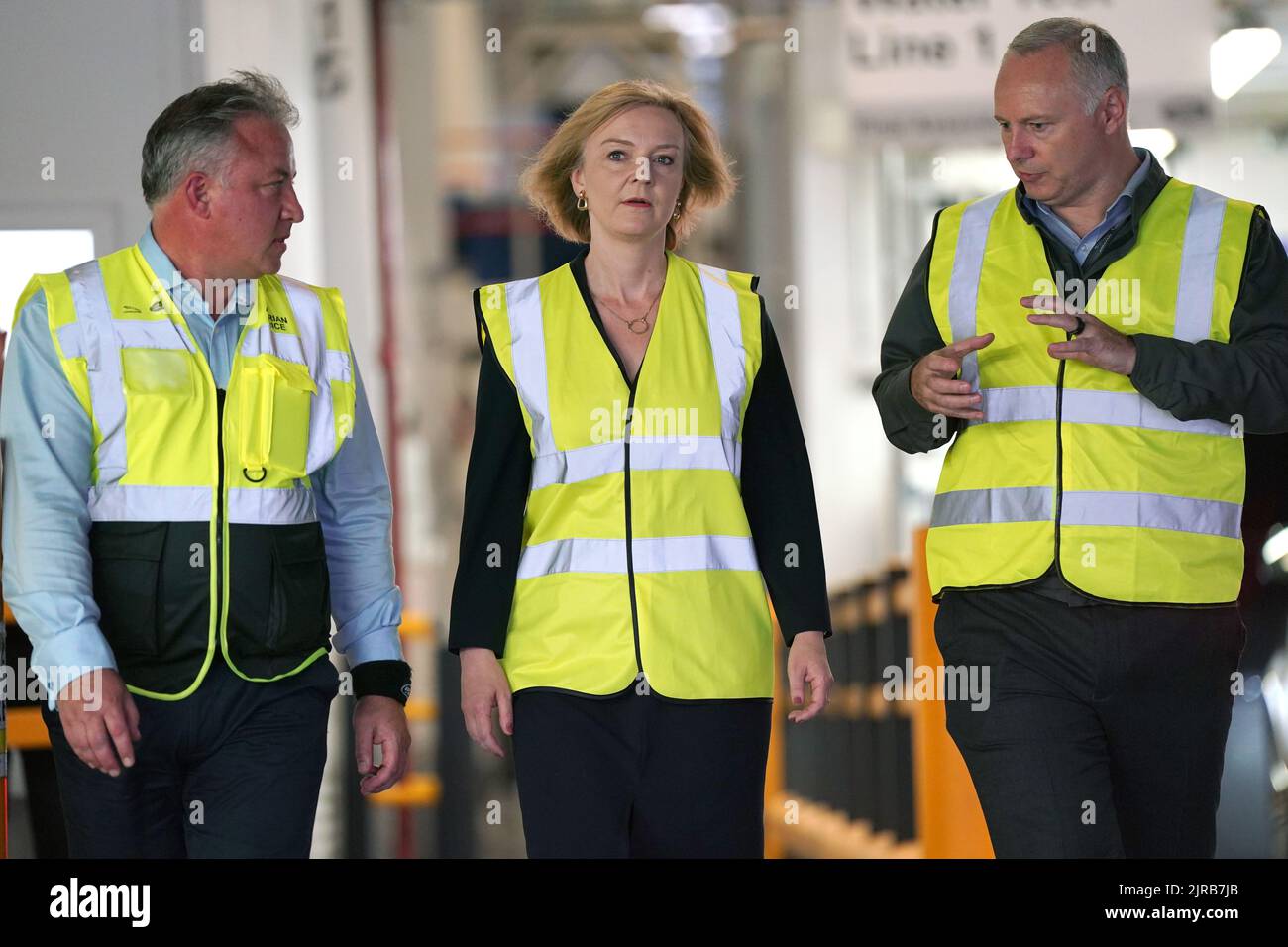 Liz Truss durante una visita a Jaguar Land Rover a Solihull come parte della sua campagna per essere leader del Partito conservatore e il prossimo primo ministro. Data immagine: Martedì 23 agosto 2022. Foto Stock