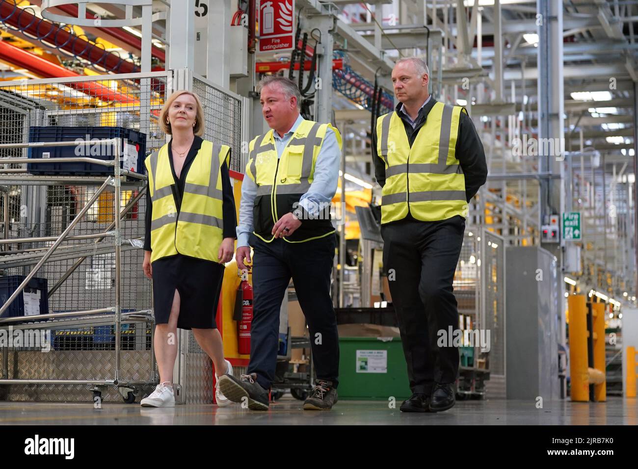 Liz Truss durante una visita a Jaguar Land Rover a Solihull come parte della sua campagna per essere leader del Partito conservatore e il prossimo primo ministro. Data immagine: Martedì 23 agosto 2022. Foto Stock