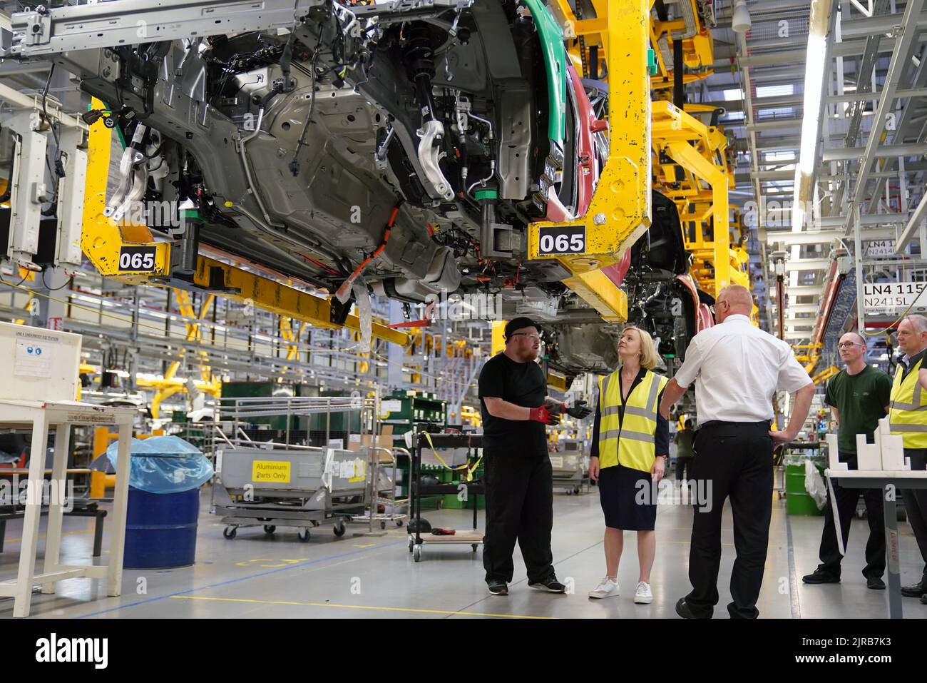 Liz Truss durante una visita a Jaguar Land Rover a Solihull come parte della sua campagna per essere leader del Partito conservatore e il prossimo primo ministro. Data immagine: Martedì 23 agosto 2022. Foto Stock