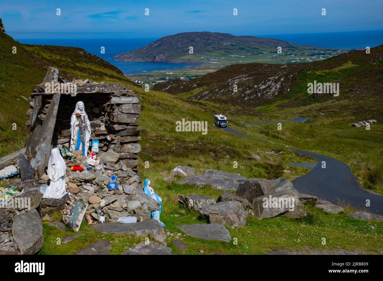 Gap of Mamore da Mamore Well e Grotto guardando giù per l'Isola di Doagh, Inishowen, County Donegal, Wild Atlantic Way, Irlanda Foto Stock